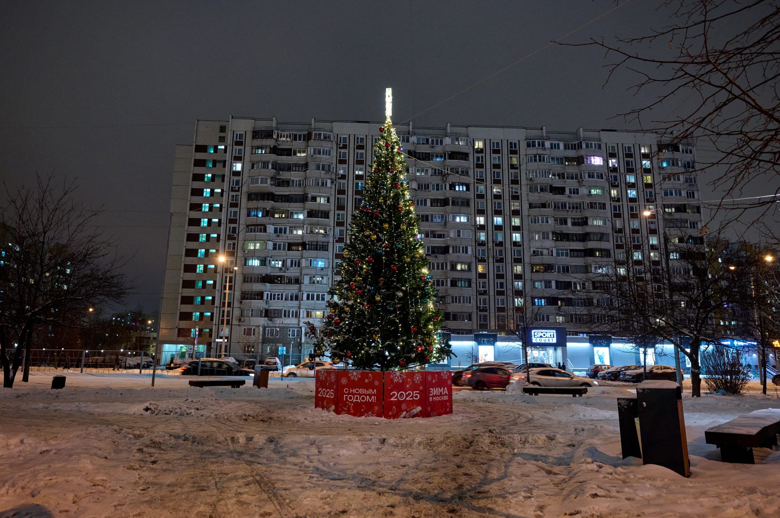 Декоративная новогодняя ель на улице Генерала Кузнецова