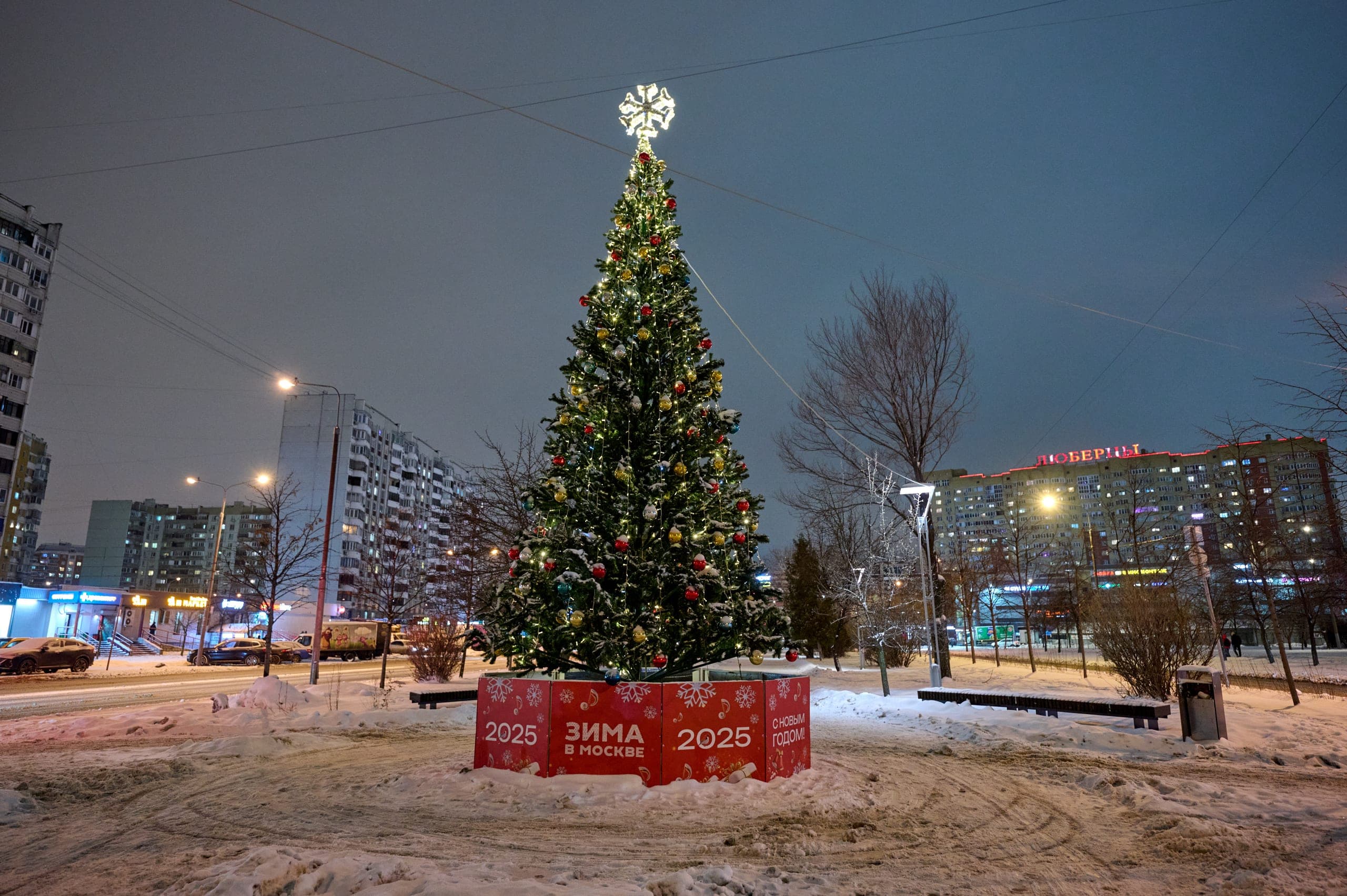 Декоративная новогодняя ель на улице Генерала Кузнецова