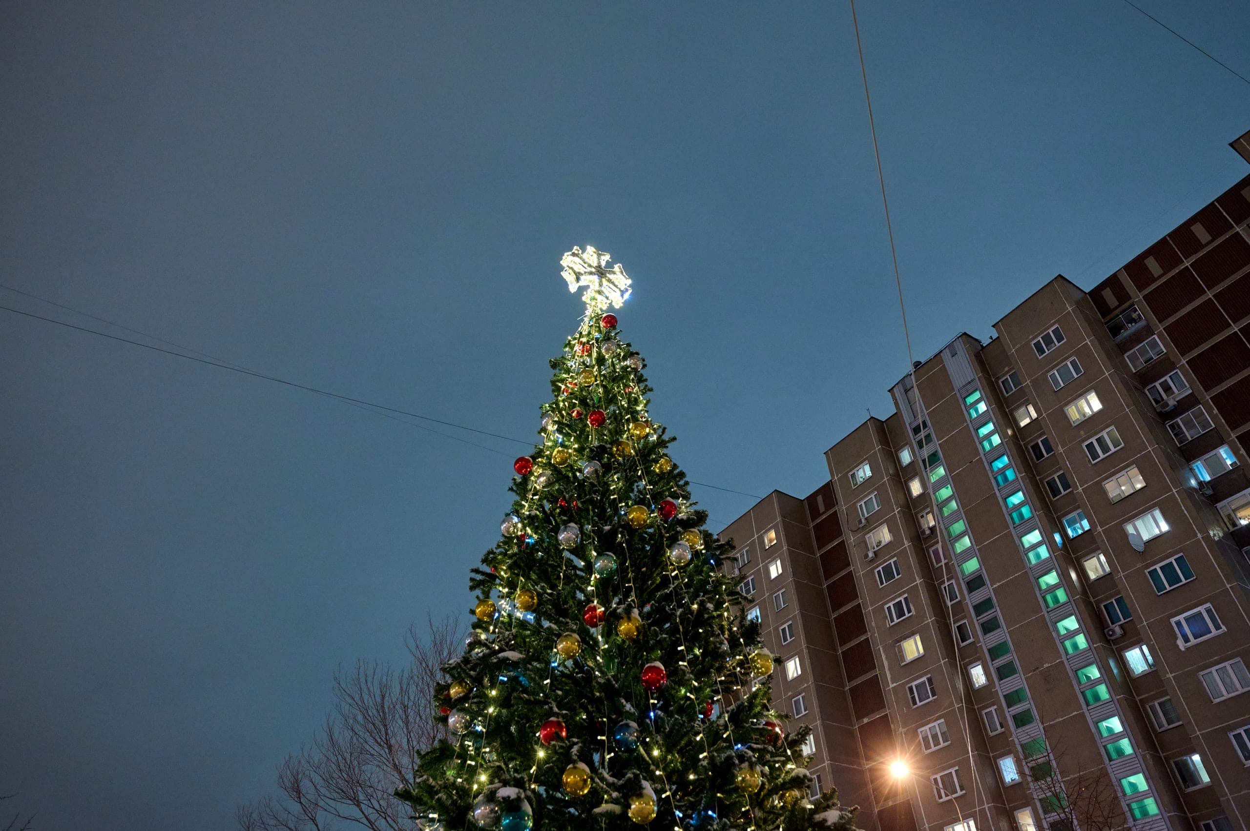 Декоративная новогодняя ель на улице Генерала Кузнецова