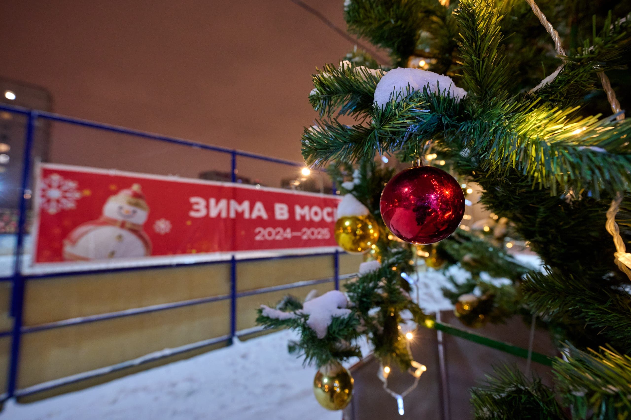 Декоративная новогодняя ель у дворового катка