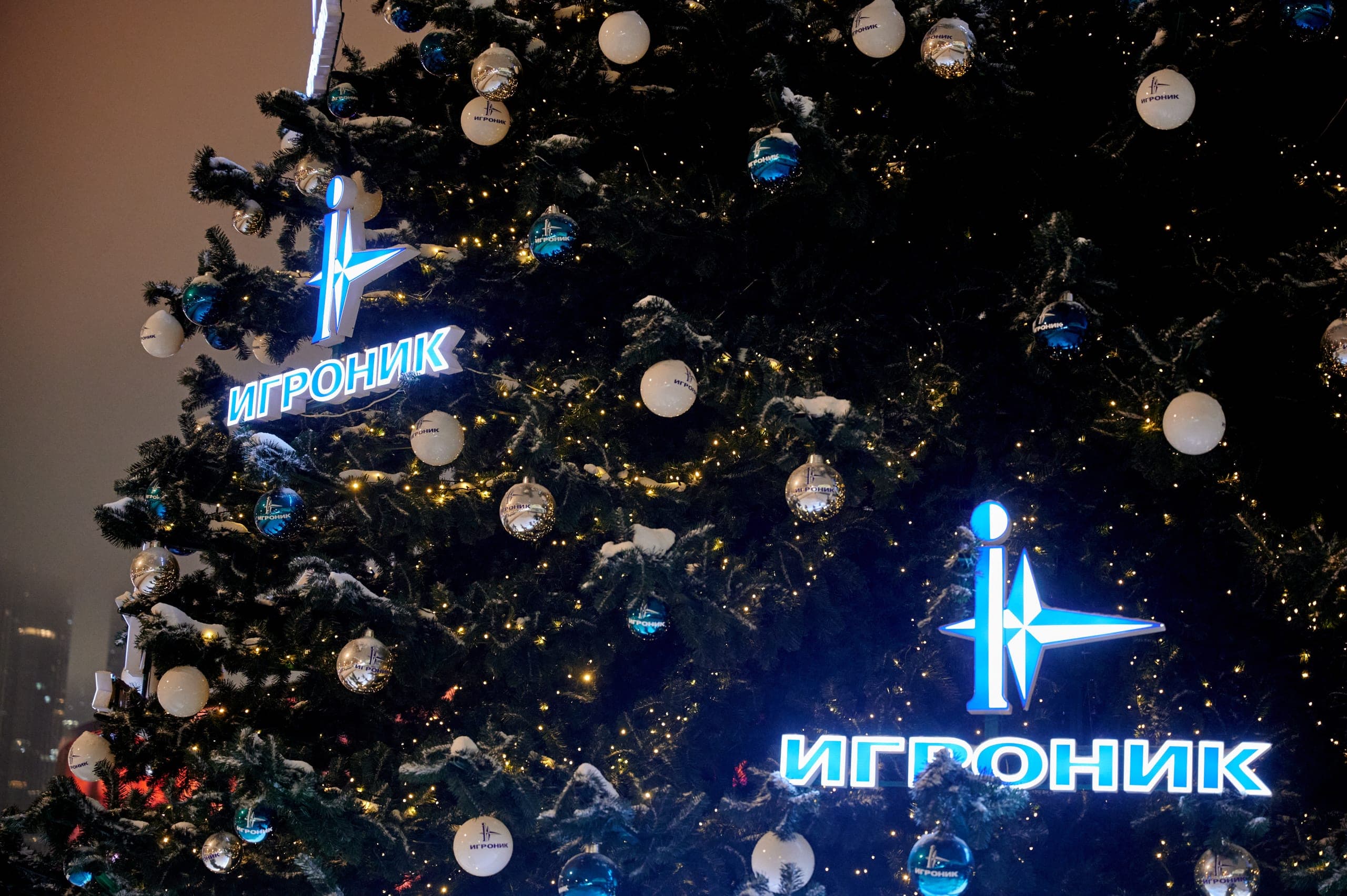Брендированная новогодняя ель на Новом Арбате