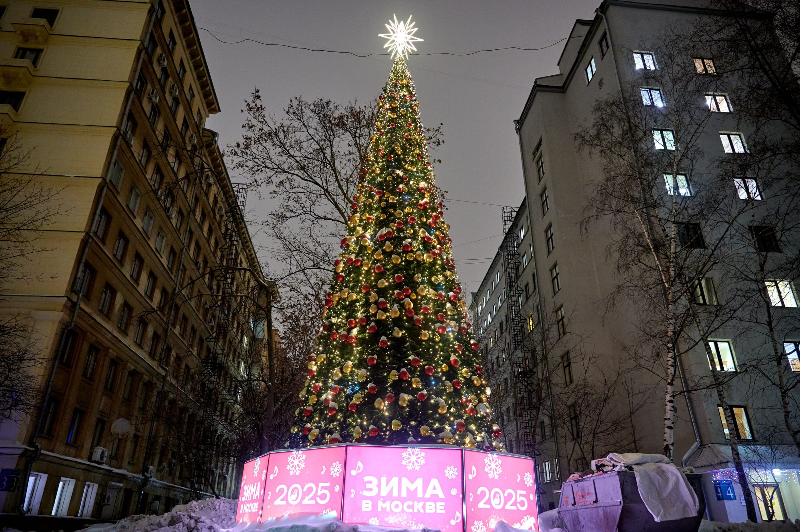 Декоративная новогодняя ель у здания РГГУ