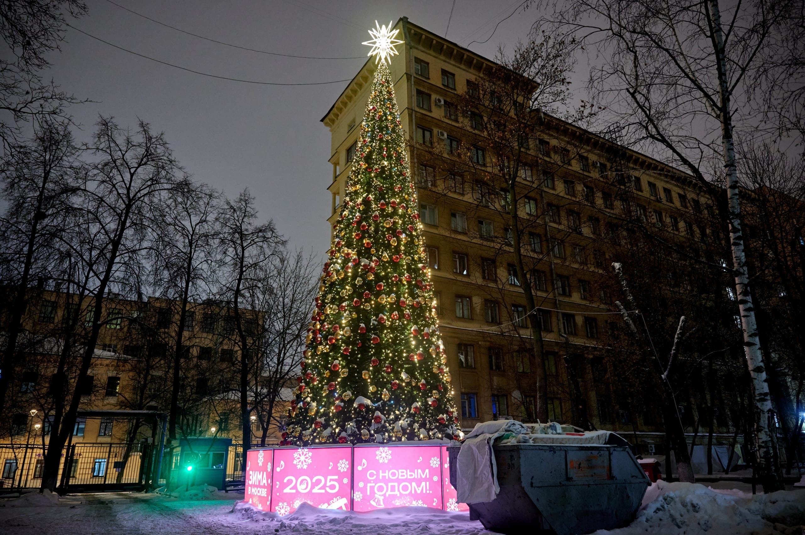 Декоративная новогодняя ель у здания РГГУ