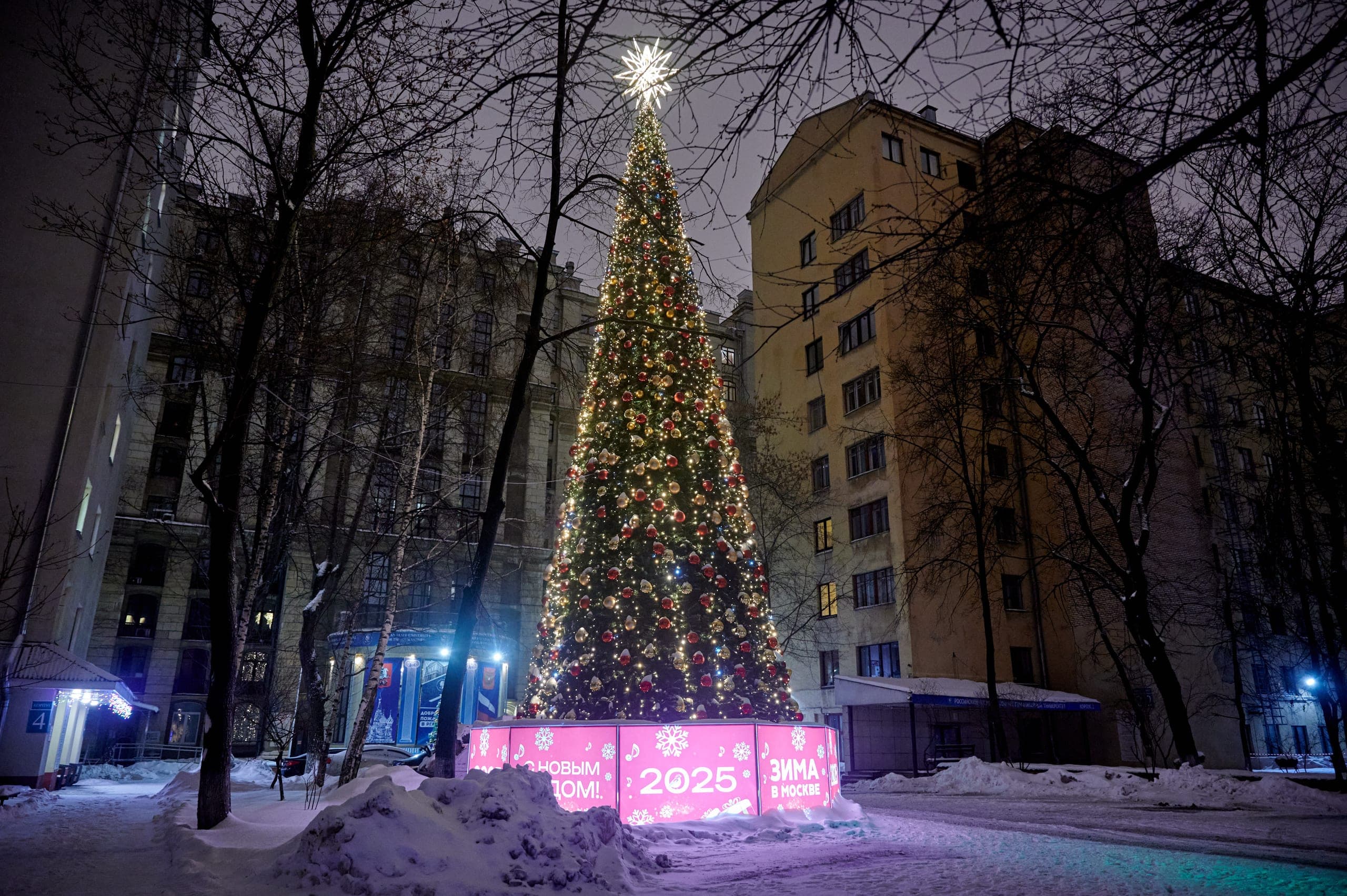 Декоративная новогодняя ель у здания РГГУ