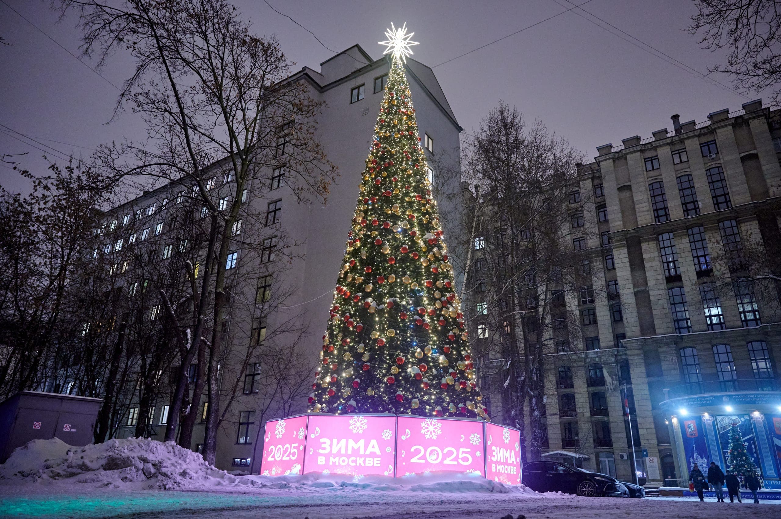 Декоративная новогодняя ель у здания РГГУ