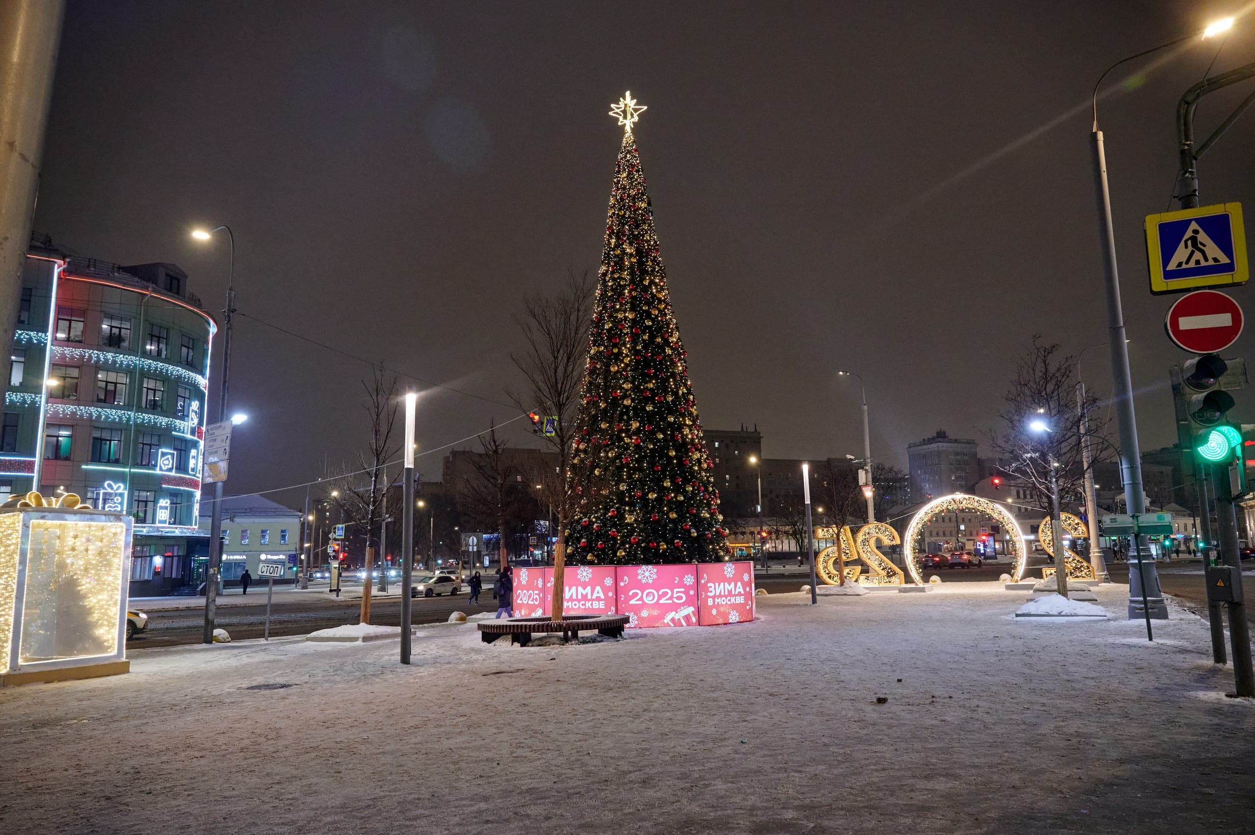 Декоративная новогодняя ель у метро «Марксистская»