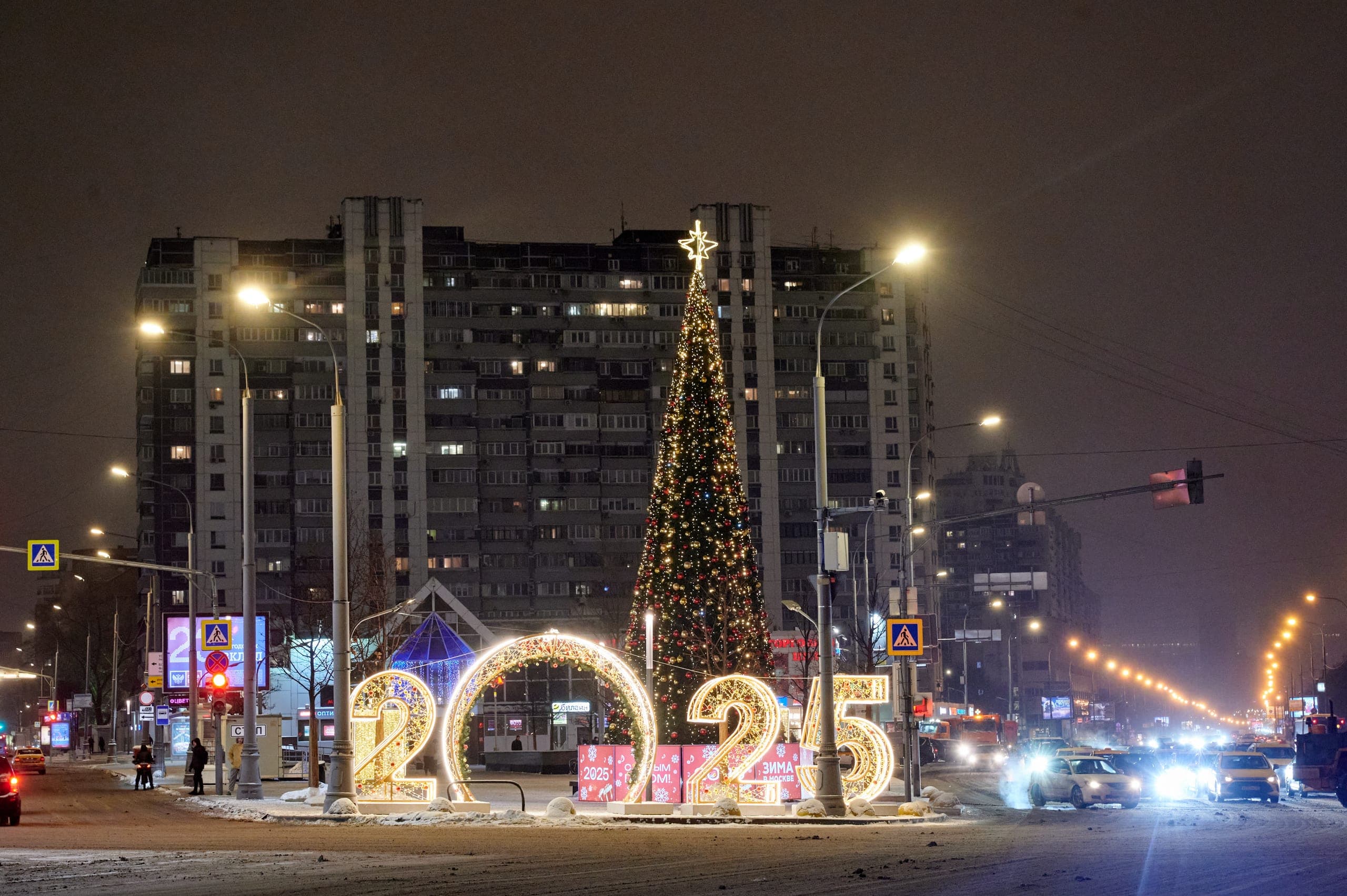 Декоративная новогодняя ель у метро «Марксистская»